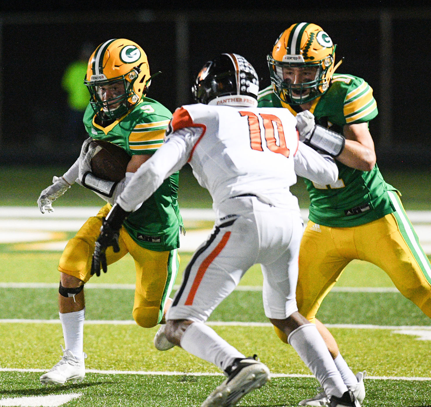 091021-qc-spt-ut-geneseo-fball-027